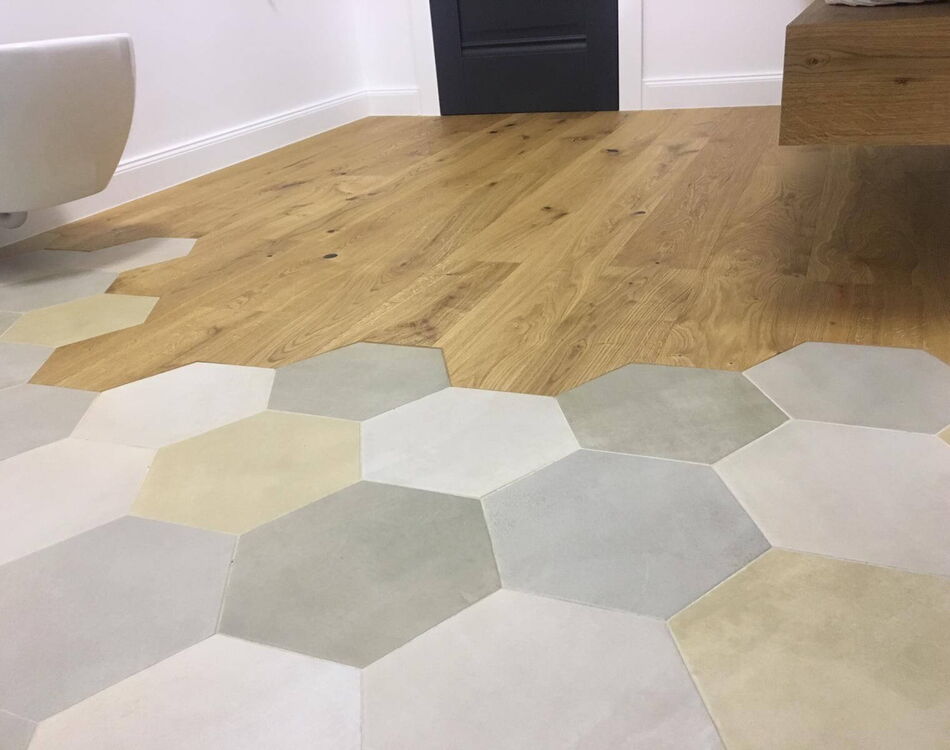 Holzboden aus Landeiche Astig Natur in Badezimmer, Blick von unten