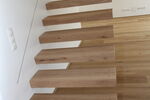 Holztreppe aus Landeiche Astig Weiss, Blick von unten