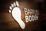 Schauraum mit Barfuss Boden Logo