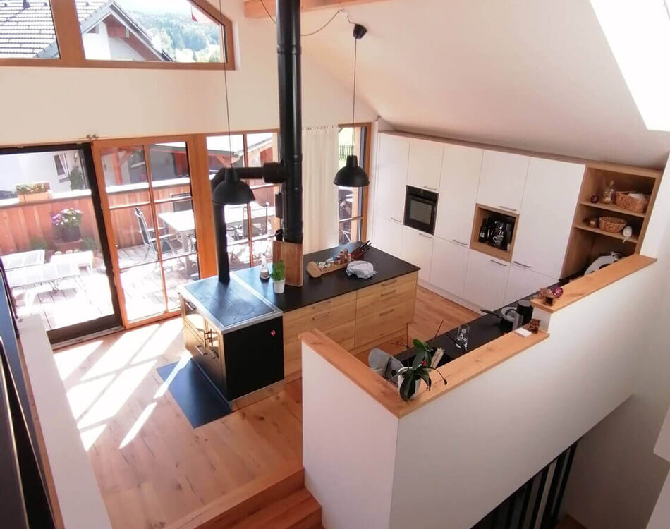 Moderner Küche mit Holzboden und Blick von oben