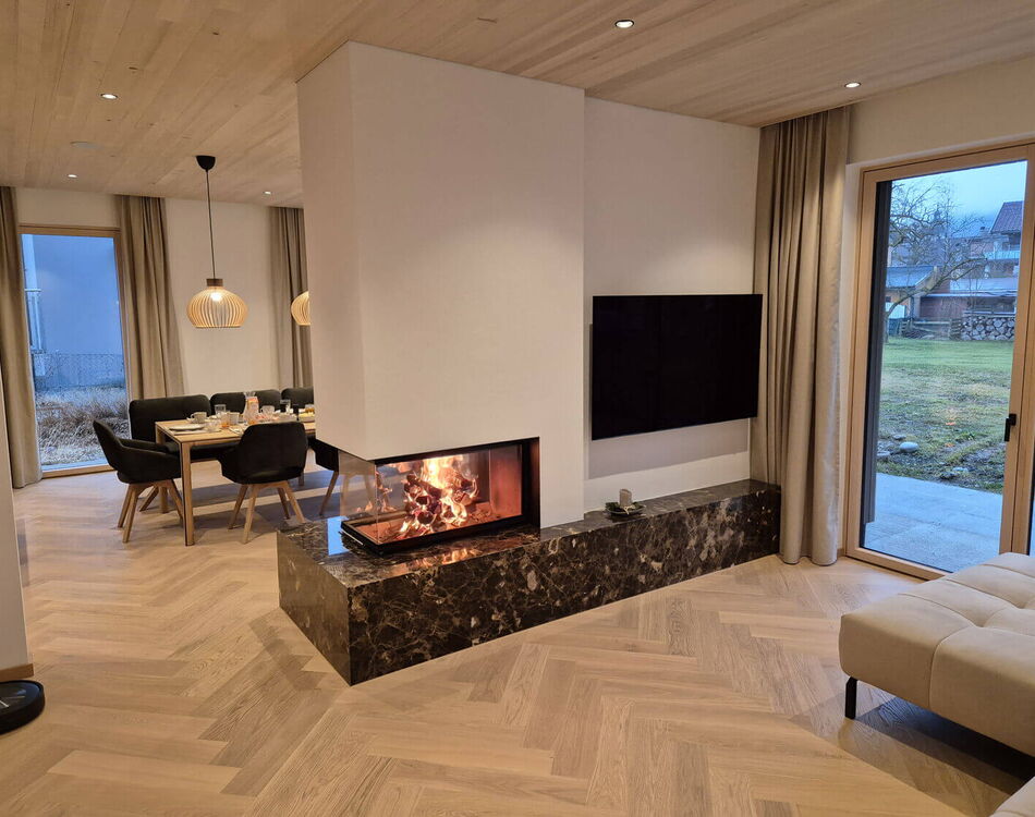 Holzboden aus Landeiche FG700 Fischgrät Natur extra weiss in Raum mit Ofen