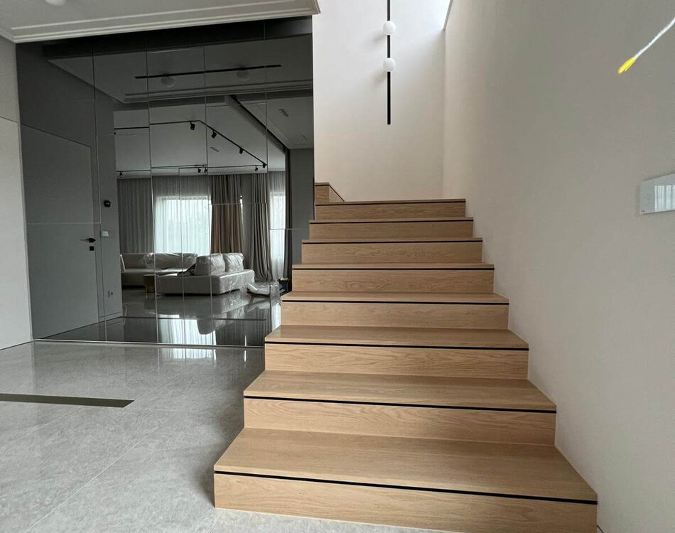 Astiger Eichenholztreppe FG700 von, Blick von unten