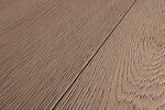 Detailaufnahme eines Wildeichenholzboden Caramel Roheffekt