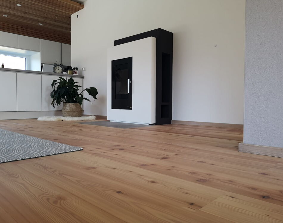 Helles Wohnzimmer mit Landhausdiele aus Lärche Weiß