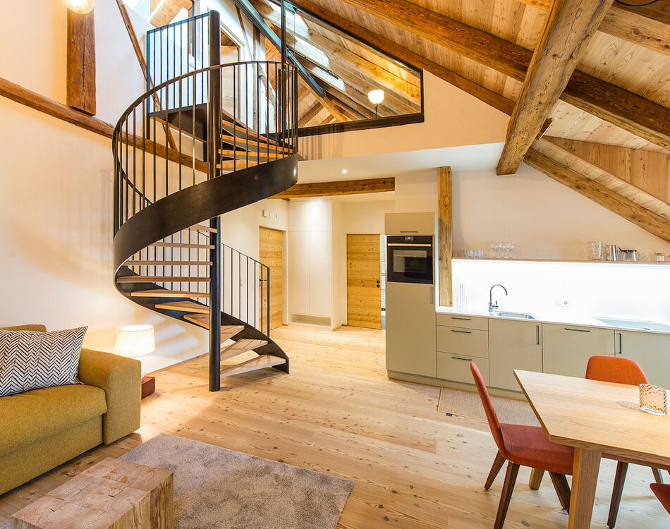 Dachbodenwohnraum mit einem Lärcheboden Lorena