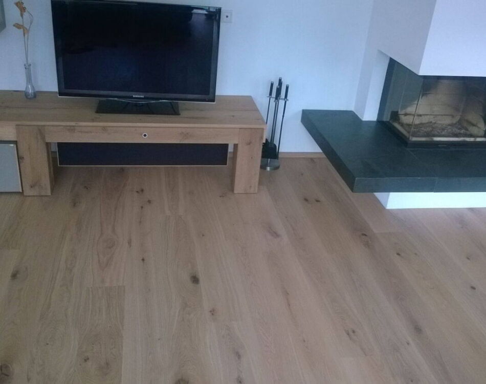 Landhausdiele Landeiche Weiß im Wohnzimmer