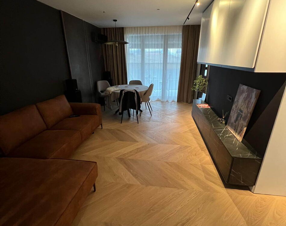 Holzboden Chevron aus Eiche Weiß in Wohnzimmer