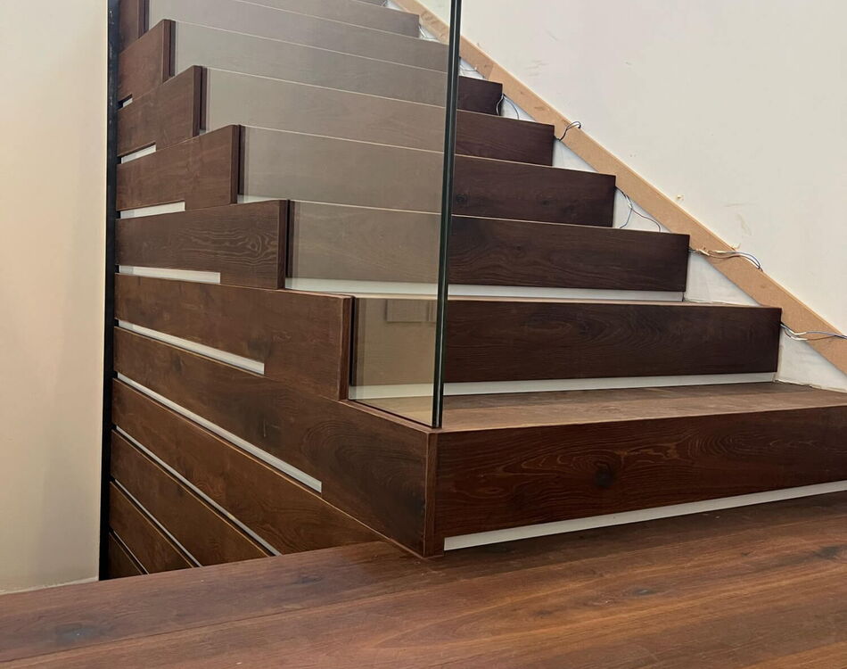 Wildeicheholzboden in Mocca mit Treppe, Blick von unten