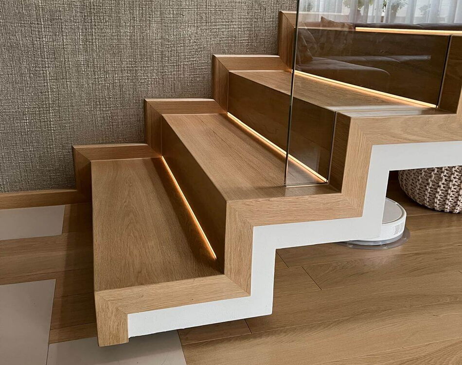 Holzboden Landeiche Schlicht Natur im Raum mit Treppe, Seitenansicht